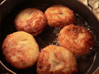 Сырники с курагой Сырники с курагой